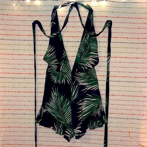 NWOT-Joyfunear Plunging Neck Crisscross Back Ruffle Hem Allover Print Romper - Picture 4 of 10